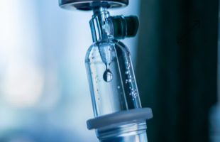 Nahaufnahme eines Tropfens in einem Infusionsschlauch.