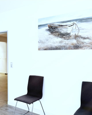 die patienten koennen die gedanken  im horizontlosen  ruderbootgemaelde des wartezimmers umherschweifen lassen