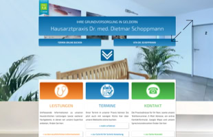 Ein Wartebereich mit einer Holzbank, zwei Pflanzen und einer Tür im Hintergrund. Oben ist ein blauer Banner mit Text und darunter drei farbige Informationsboxen in Orange, Blau und Grün.