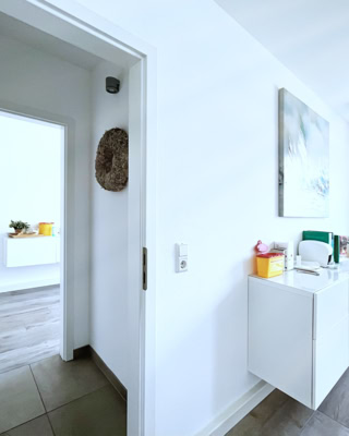 helle, freundliche praxisraeume wirken einladend und positiv, unterstuetzt druch weisse moebel und luftige bodenbelaege 