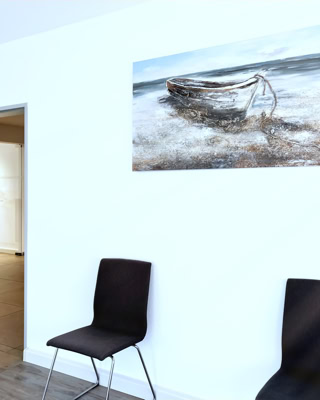 wartezimmer mit blick zum empfang