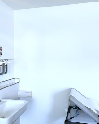 das helle ambiente der praxis unterstreicht die sauberkeit und ordnung der raeume