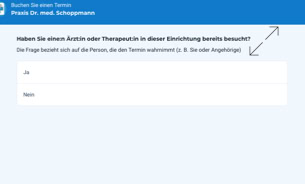 Ein Formular mit der Frage "Haben Sie einen Termin oder Hausapotheke in dieser Einrichtung bereits besucht?" und den Antwortmöglichkeiten "Ja" und "Nein". Oben links befindet sich ein Logo mit einem weißen Kreuz auf blauem Hintergrund.