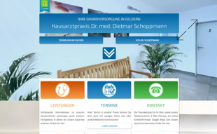 Eine Webseite mit einem blauen Banner oben, darunter ein Bild von einem Wartebereich mit Holzbänken und Pflanzen. Darunter sind drei farbige Abschnitte in Orange, Blau und Grün mit Text.