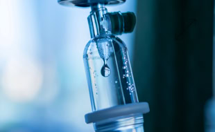 Nahaufnahme eines Tropfens in einem Infusionsschlauch.